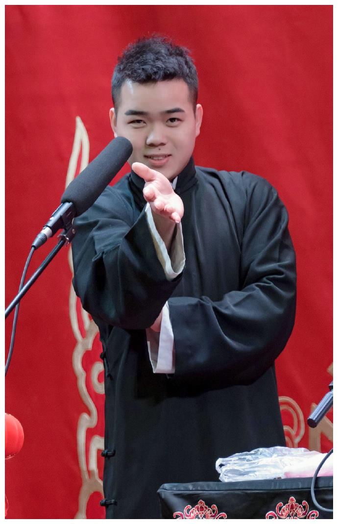 尚筱菊拜师三年,与岳云鹏合影感谢师恩,被赞最被看好相声演员