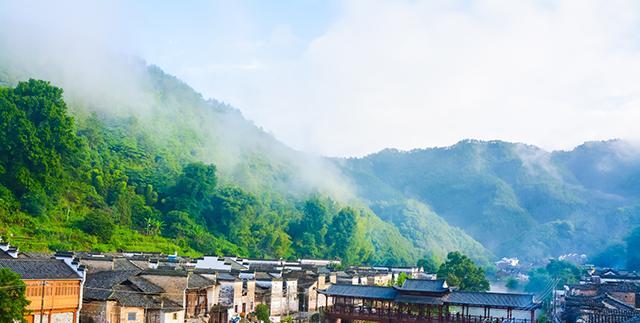 重峦叠嶂、山间泉水,这是位于茶乡、林海之间,钟灵毓秀的瑶里