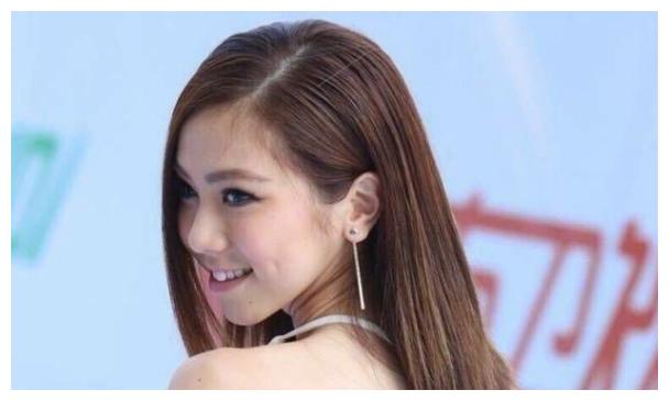 邓紫棋十七岁出道即巅峰的华语女歌手。