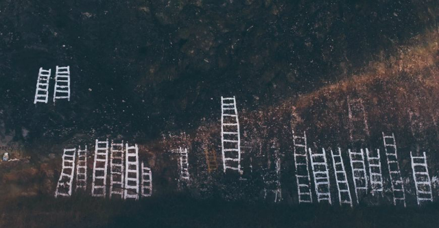 如果有个无限长的梯子，能不能直接爬出地球？...