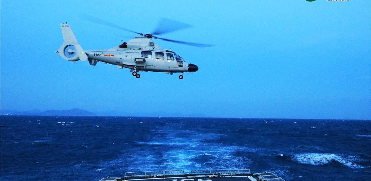 直-9c舰载反潜直升机着舰实拍,是一种多功能中型舰载直升机