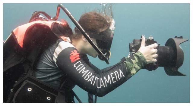 专业女摄影师追拍潜水员,加拿大海军演习水面下的暗流汹涌