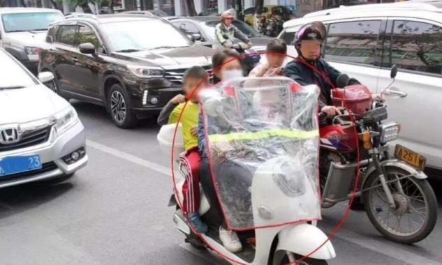 摩托车，电动车相继被禁，老百姓喊话：为何不禁汽车？