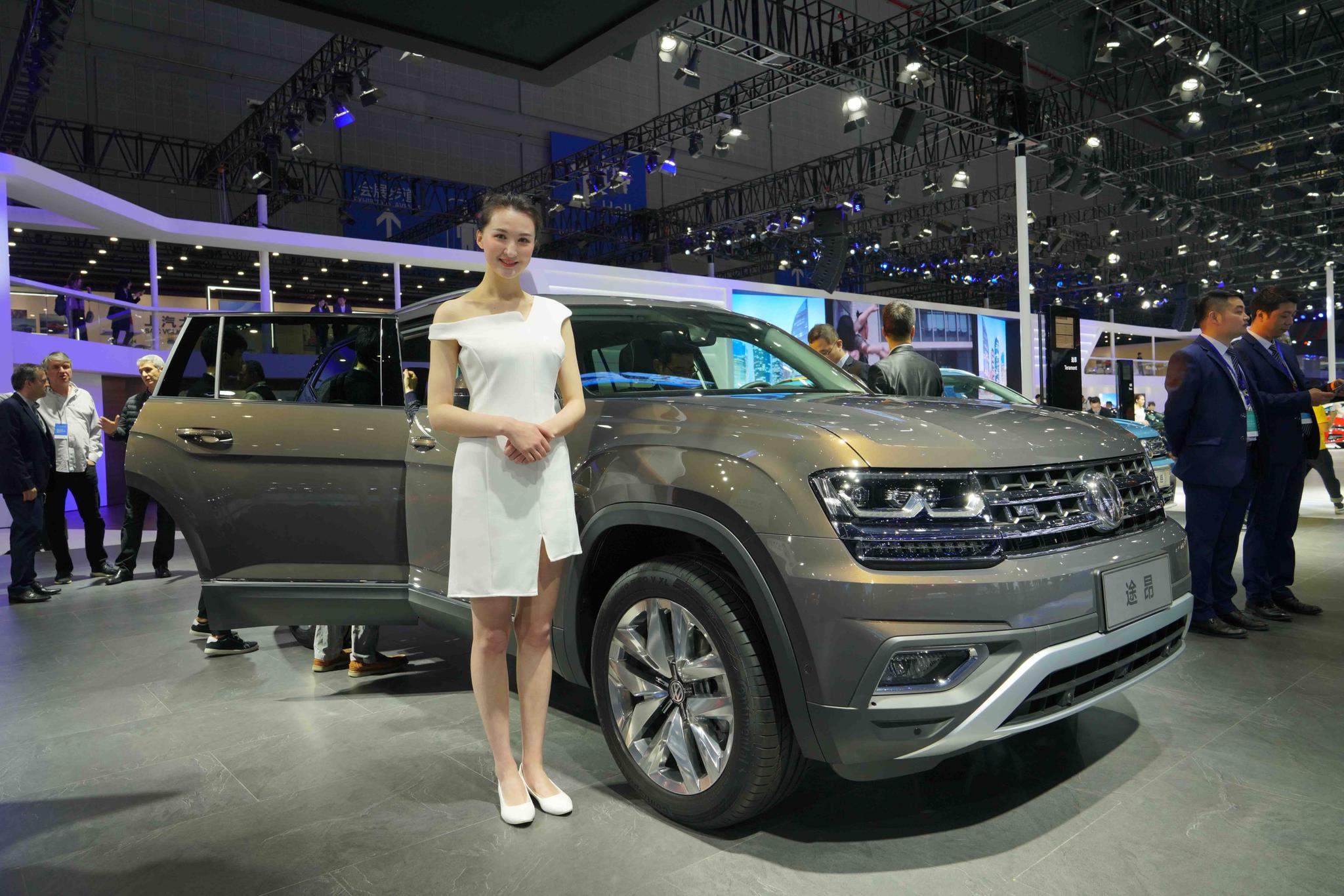 上海车展最美展台小姐姐“第二弹”：看腿还是得看这些妹子