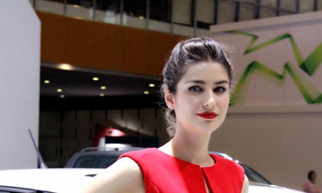 异域美女车模，搭配大众新车，车展变成了舞台