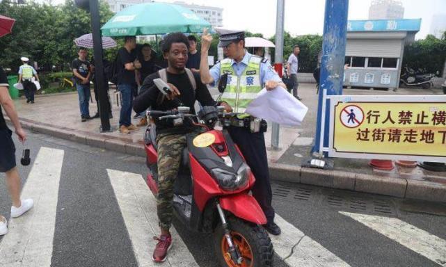 摩托车与电动车不让上路，大爷大妈咋接孩子放学？专家解释牵强