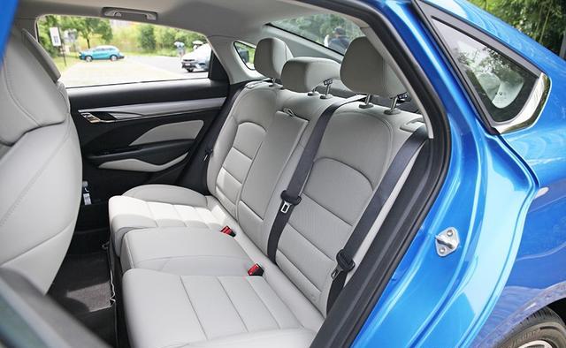 运动风 时尚 科技 智慧 实拍吉利全新缤瑞最美三厢车