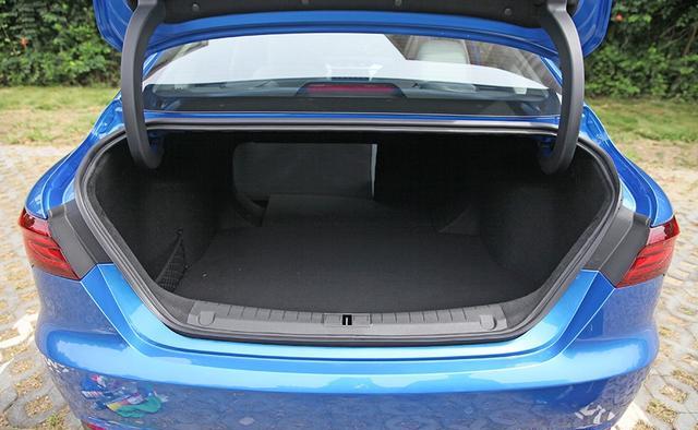 运动风 时尚 科技 智慧 实拍吉利全新缤瑞最美三厢车