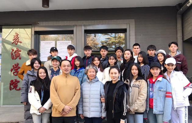 北电学子关晓彤班级合影照曝光,莘莘学子们个个都是明星脸