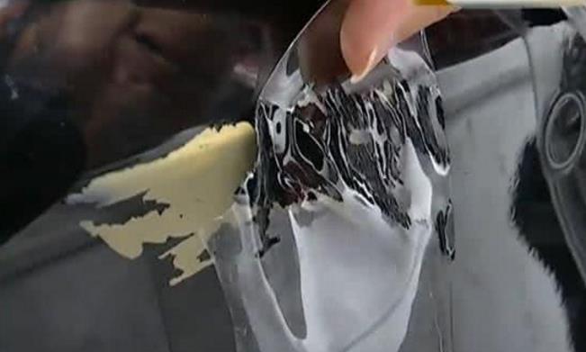 300万买奔驰，销售却不让贴车衣，车主留了心眼儿倒赚900万