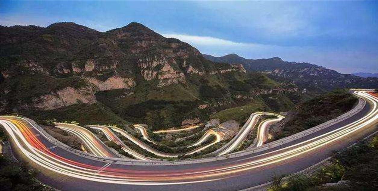 云南省昆明的这条公路:10秒转一个弯!