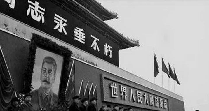 1953年时 天安门城楼上为什么要挂一个外国人的画像 天安门 斯大林 天安门城楼 新浪新闻