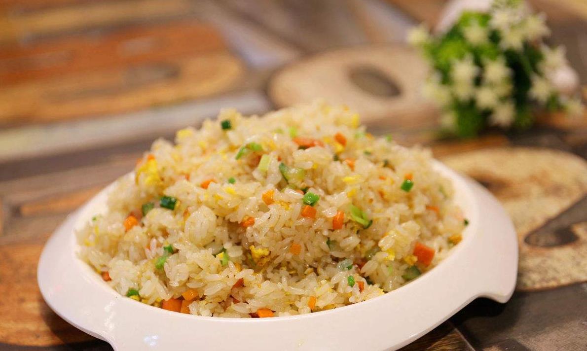 炒米饭时,牢记3个诀窍,炒出的米饭粒粒分明,既好吃又入味