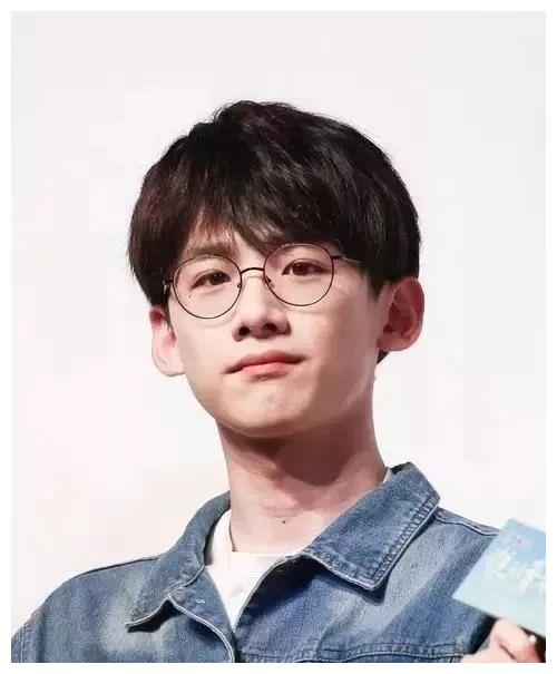 白敬亭竟因为鞋子再上热搜。