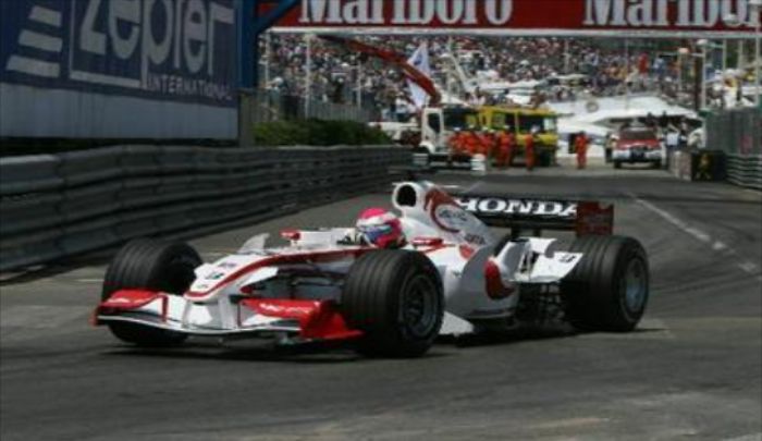 超级亚久里：追求极限，赛车的单壳体十分安全，艳丽夺目