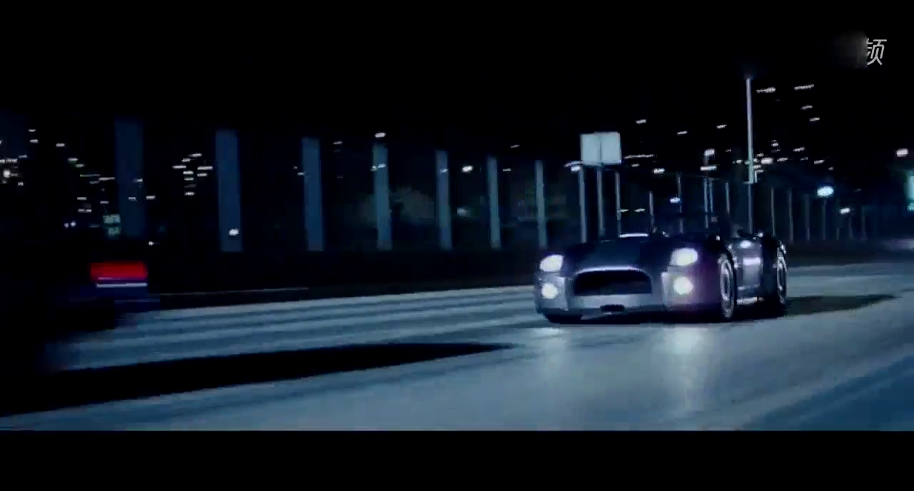 开跑车追高铁，2000万人民币的跑车瞬间成为废铁