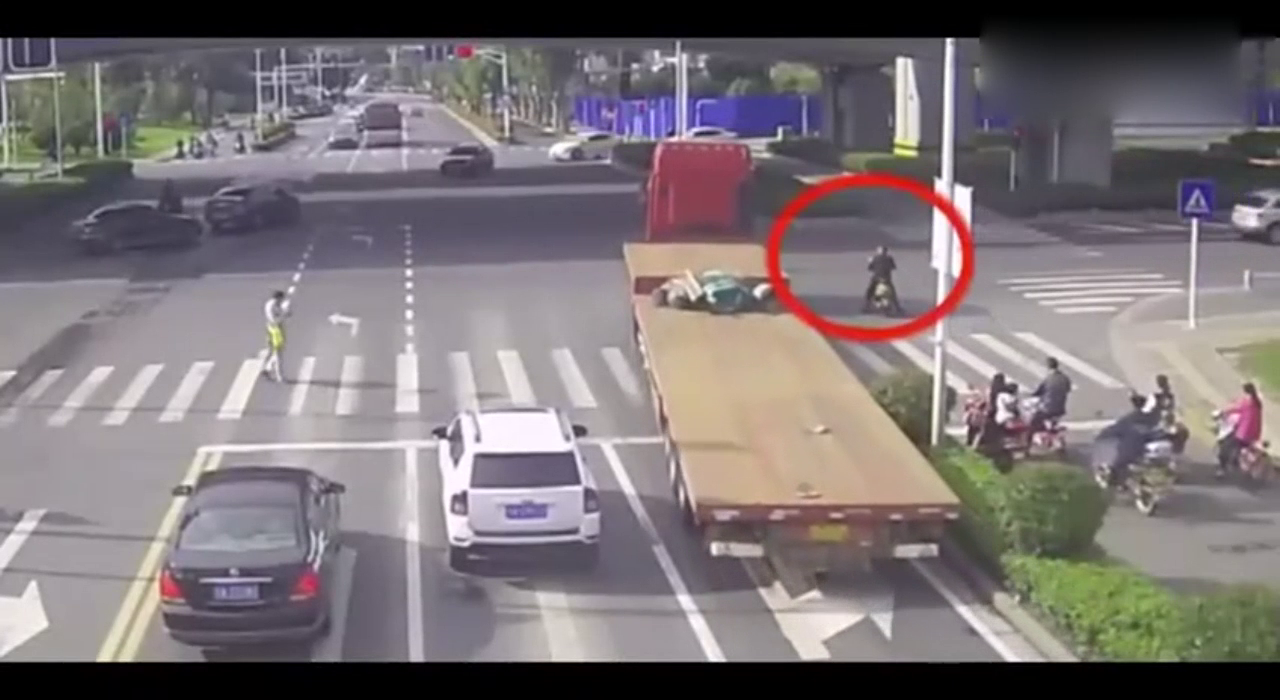 跟15米长的大货车抢道，电动车死都不知道怎么死的！