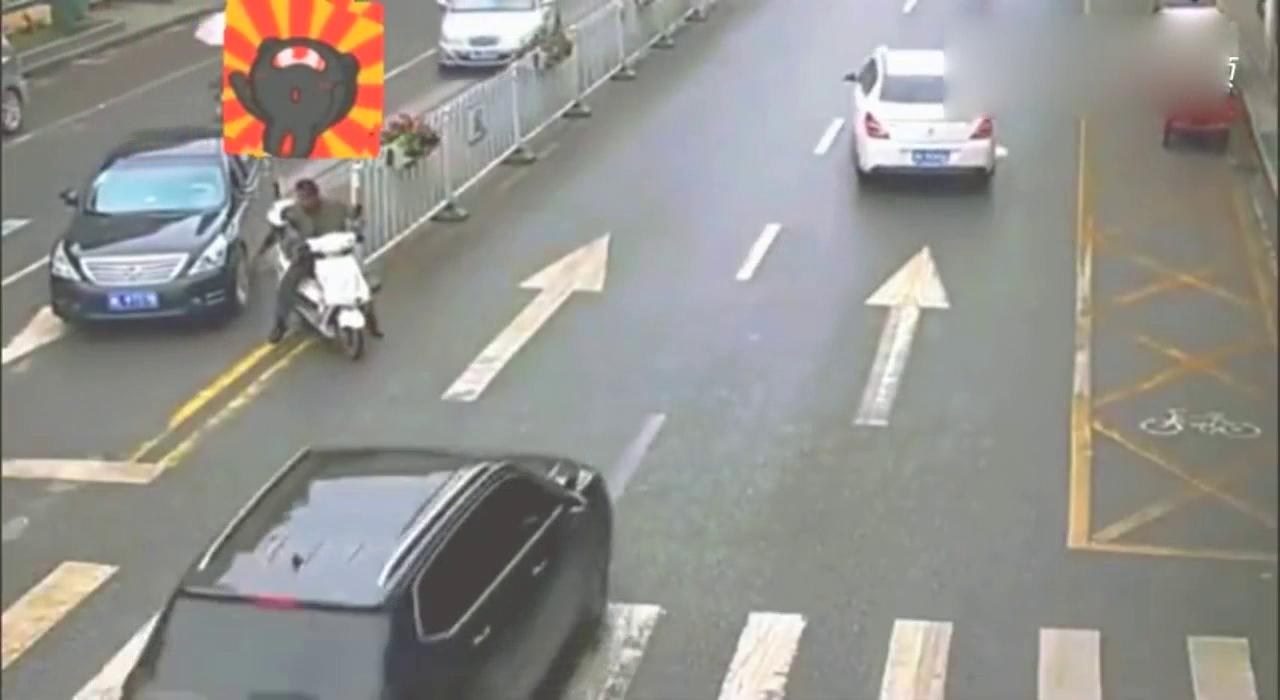 电动车不小心与轿车发生剐蹭，下一秒俩司机竟然打起来