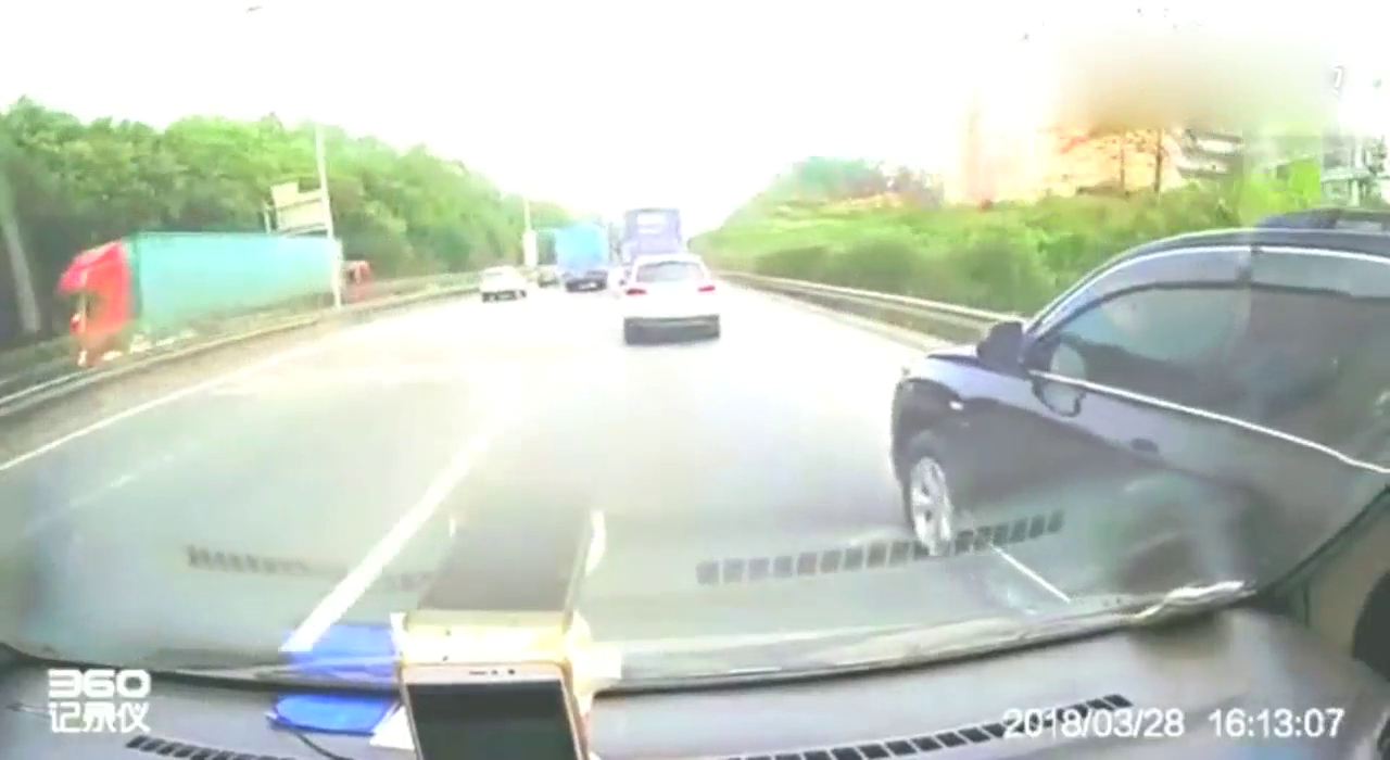 电动车紧挨货车，下一秒就出事了！电车去哪里了？