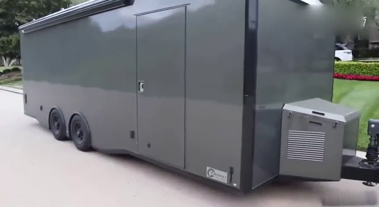 打开福特猛禽后的运输车厢霸气开始，这才是真正的超级跑车！