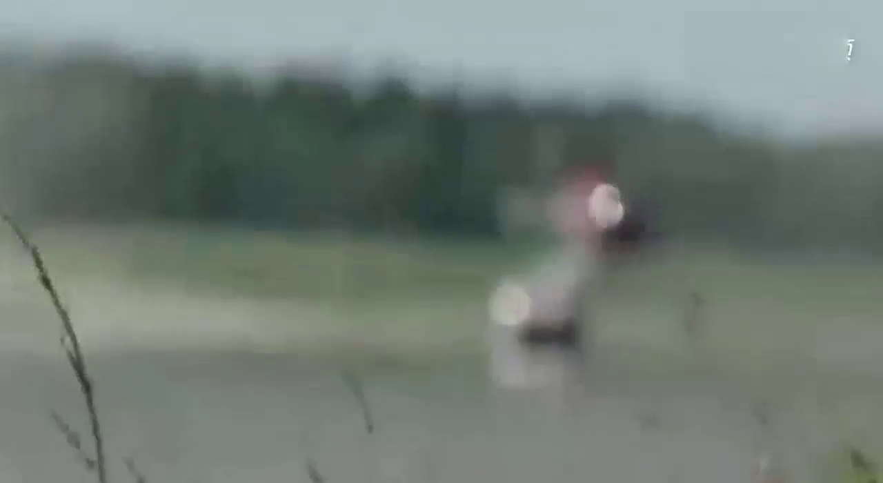 跑车和直升机比谁的速度更快 这些慢镜头下的场面太刺激了！