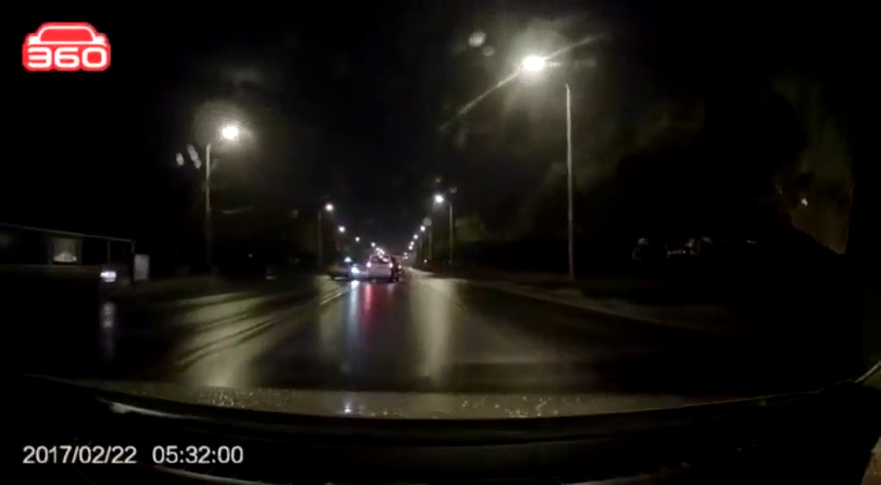 出租车竟敢和神车五菱宏光来硬的，五菱神车就没有输过！