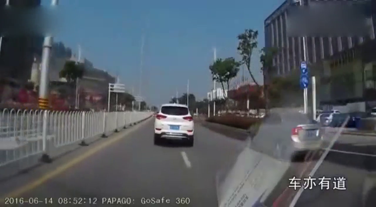 出租车突然变道接客，SUV直接把他后视镜撞掉！