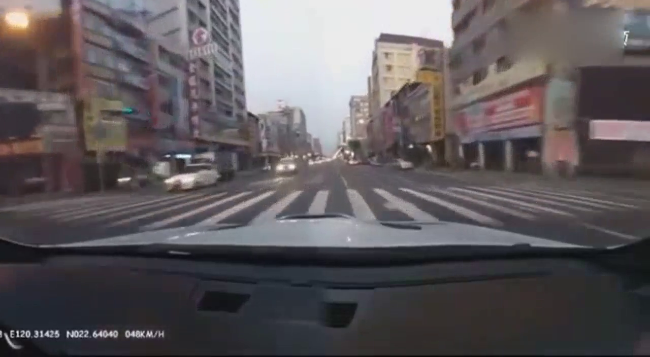 都有责任！宝马M3豁街时撞上出租车