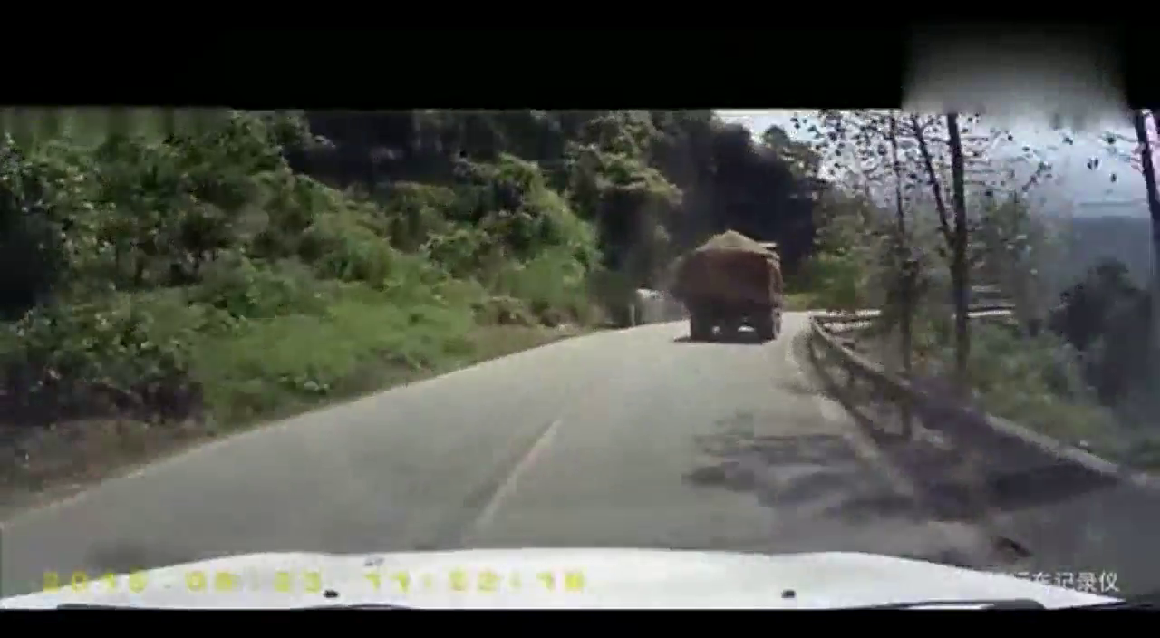 奇葩还是无奈？卡车竟然被装的货给坠翻了！