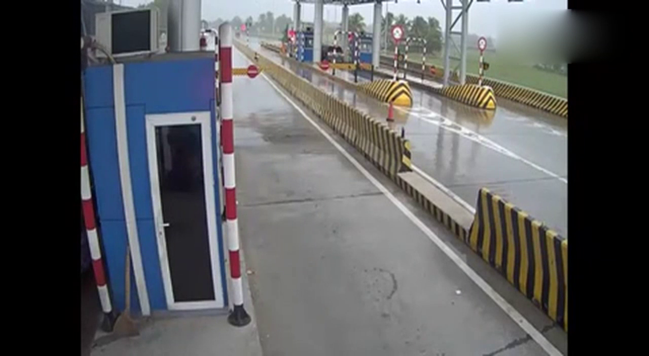 大卡车过收费站竟然发生这样的事，监控正好拍下全过程