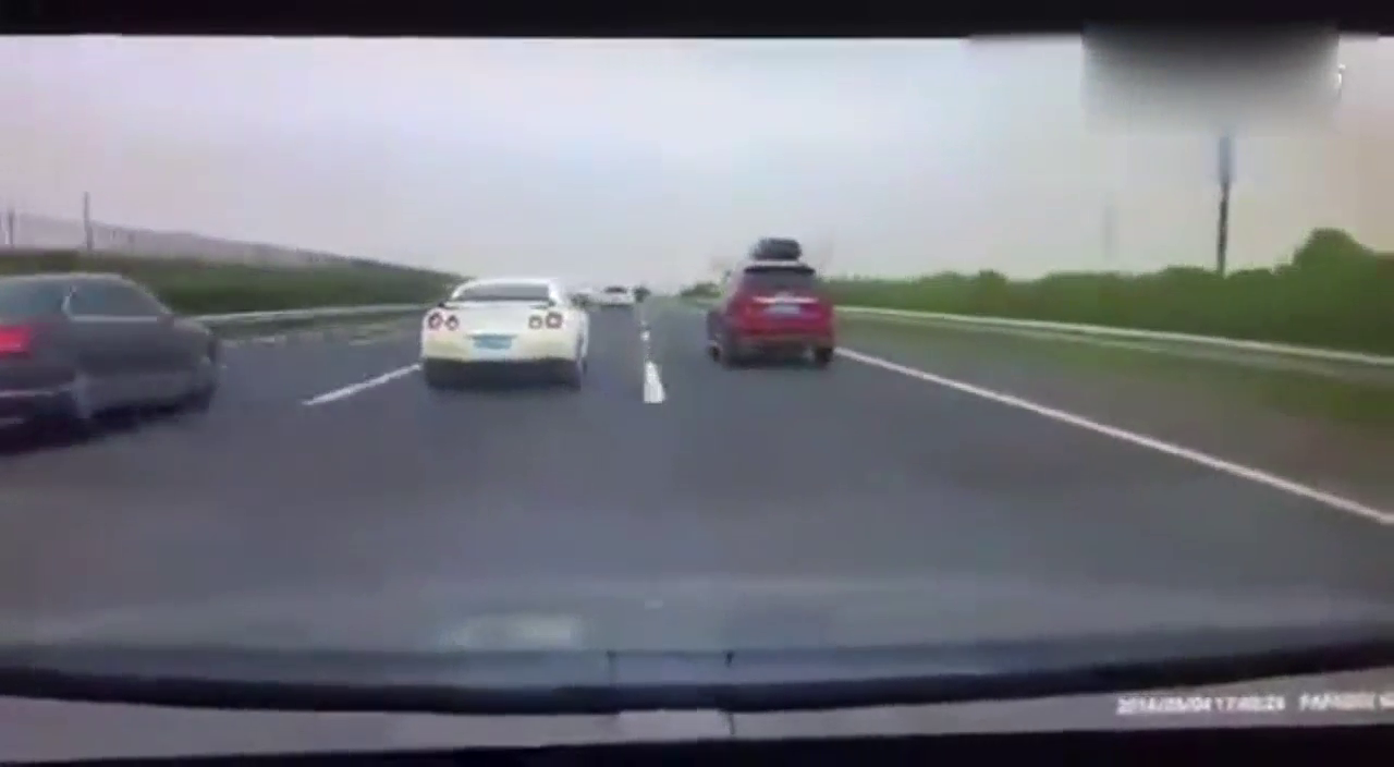 这回比飙车！比亚迪唐这战GTR跑车