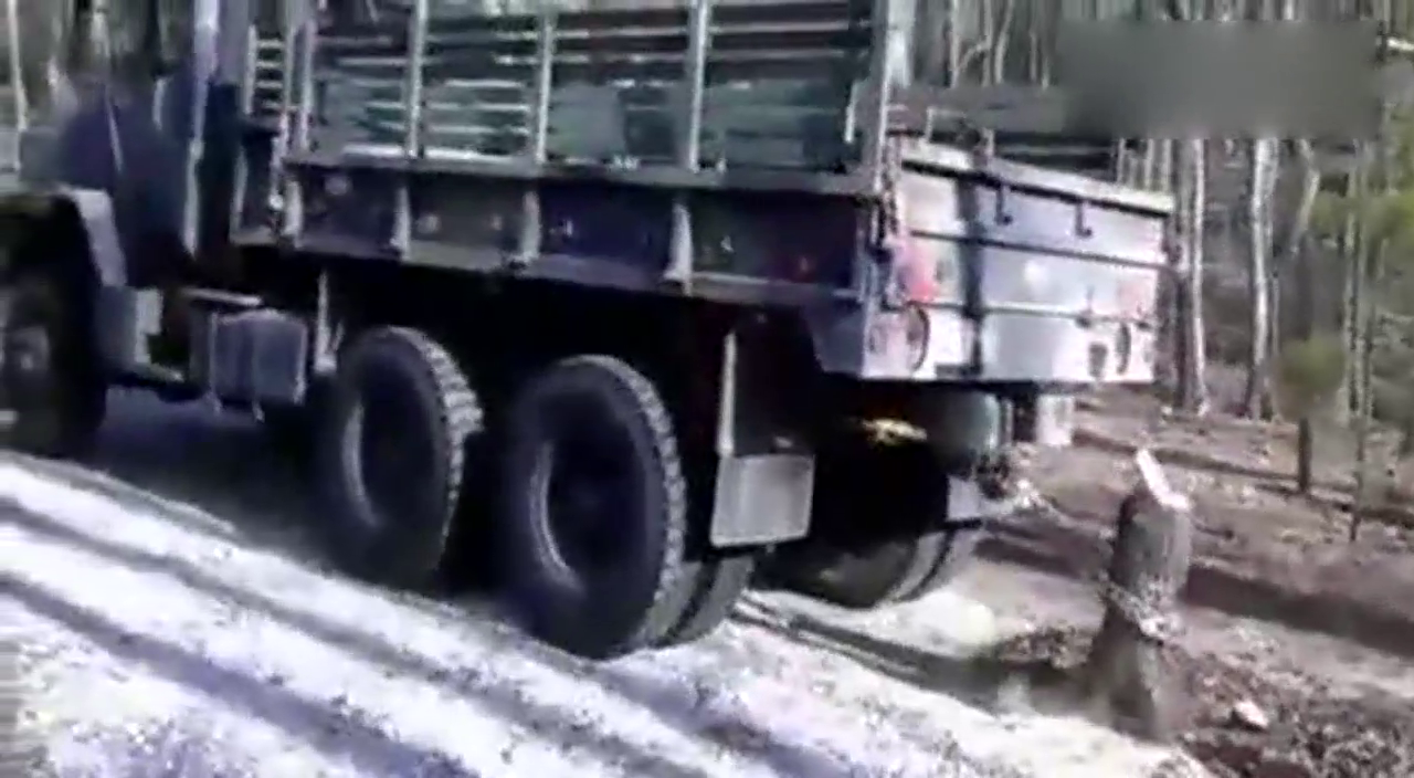 这就是卡车的威力 把一个树根连根拔起