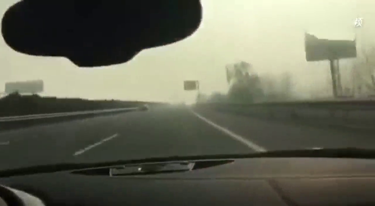 跑车高速上玩命狂飙，最后车散人散，不作死不会死