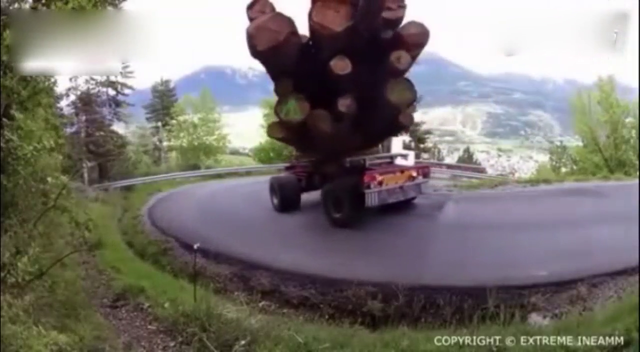 世界最大的卡车满载下山路急转弯，司机师傅这技术牛