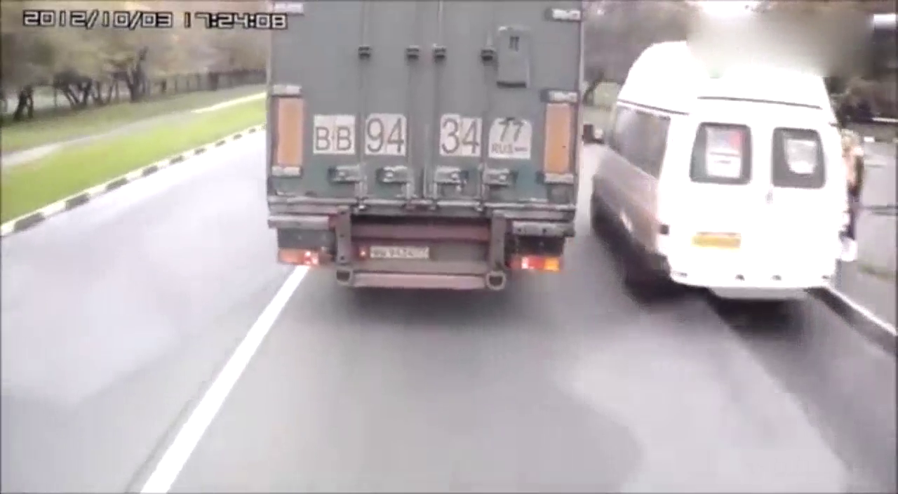 奥迪A6别车竖中指挑衅卡车，卡车司机下车后他就后悔了