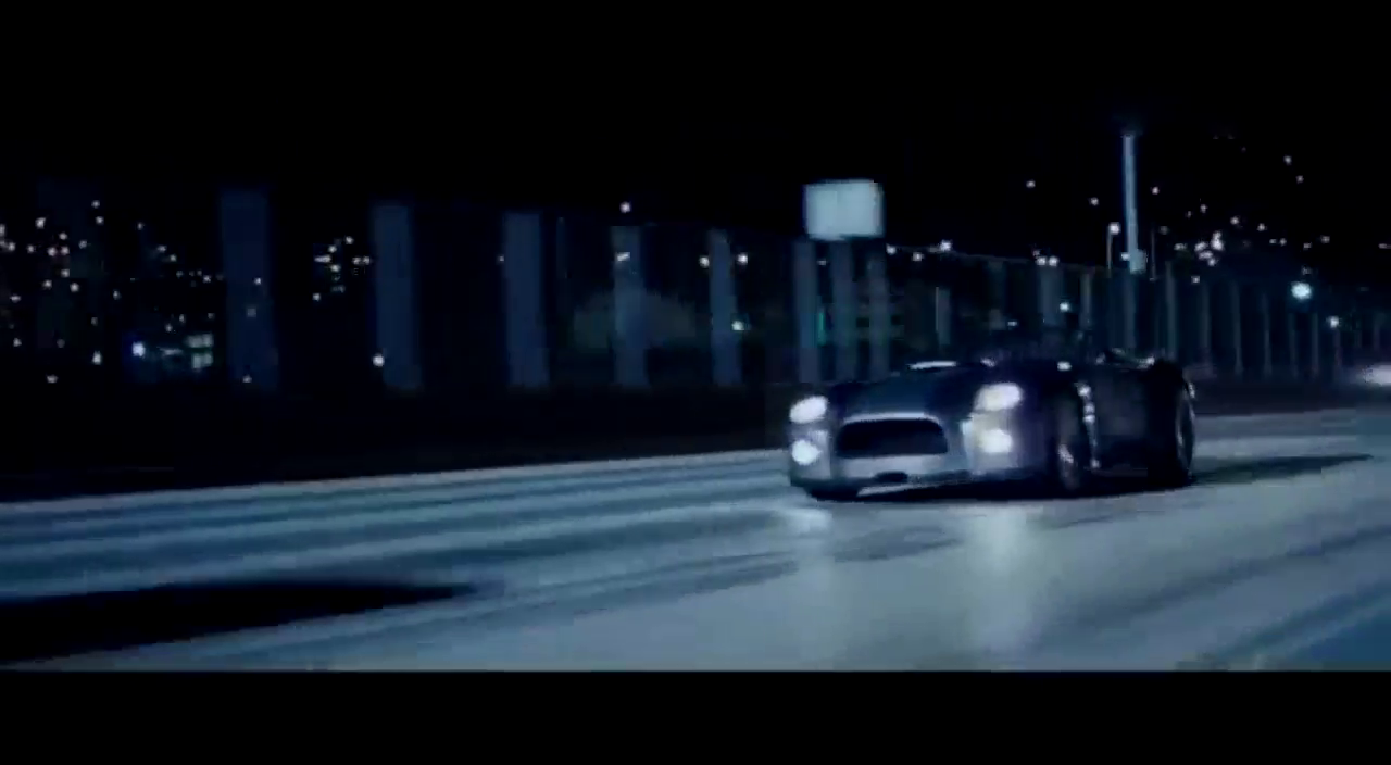 开跑车追高铁，2000万人民币的跑车瞬间成为废铁