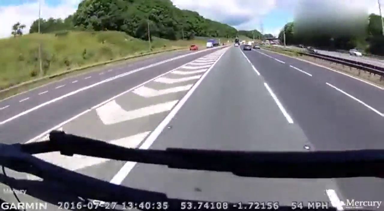 作死的小车3次别在44吨的卡车前，卡车司机怒了！