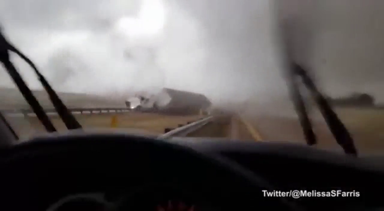 恐怖实拍龙卷风掀翻卡车