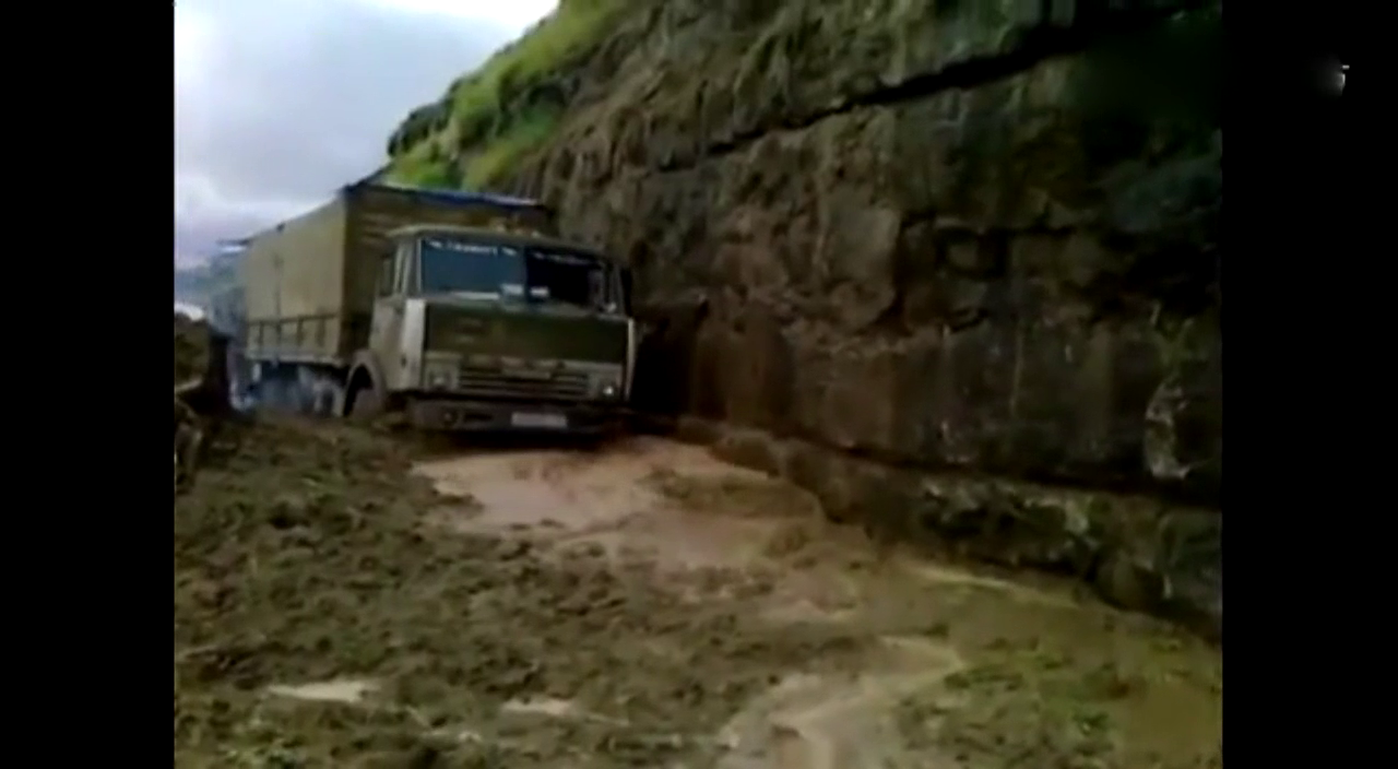 看大卡车如何走过泥潭，司机师傅的技术给你100分