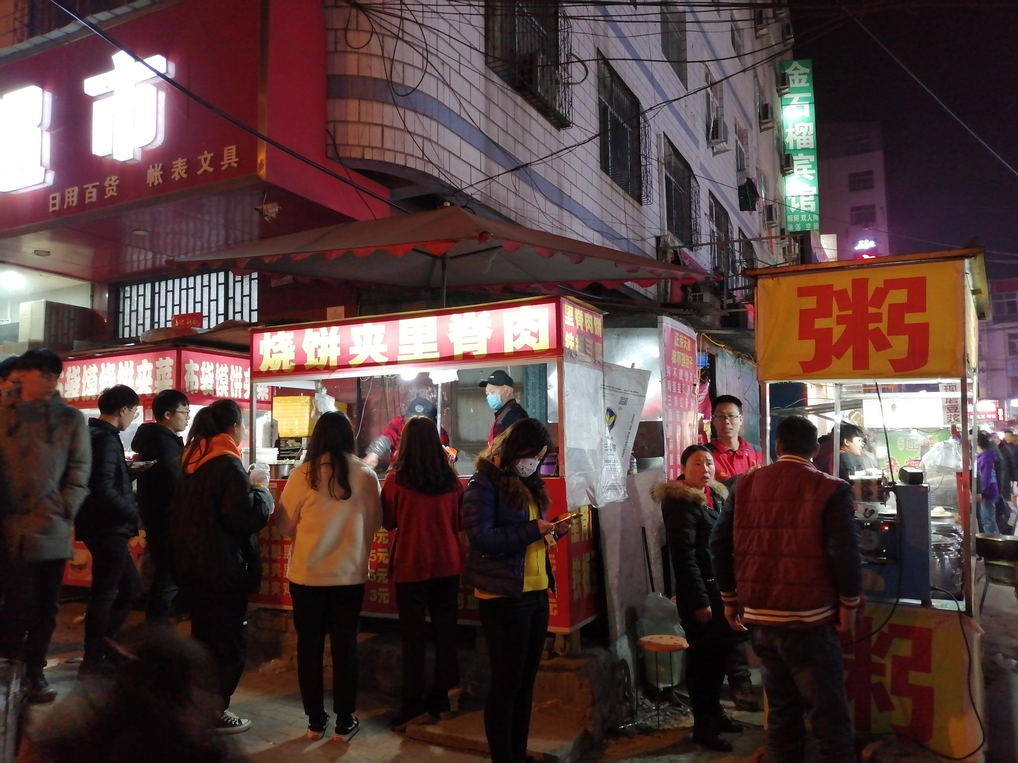 郑州南城中村,夜幕来临,街上挤满了大学生