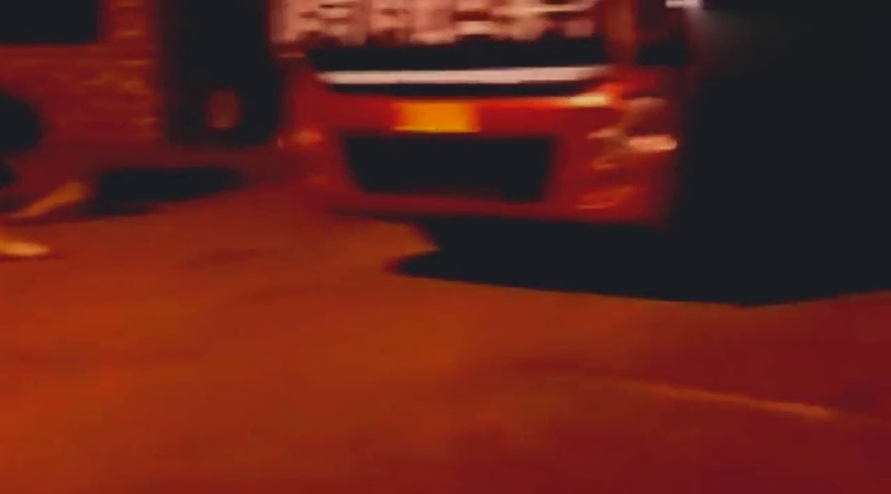 辉哥辉嫂卡车回家，铁哥们说辉哥最喜欢看他倒立，在车前完成愿望