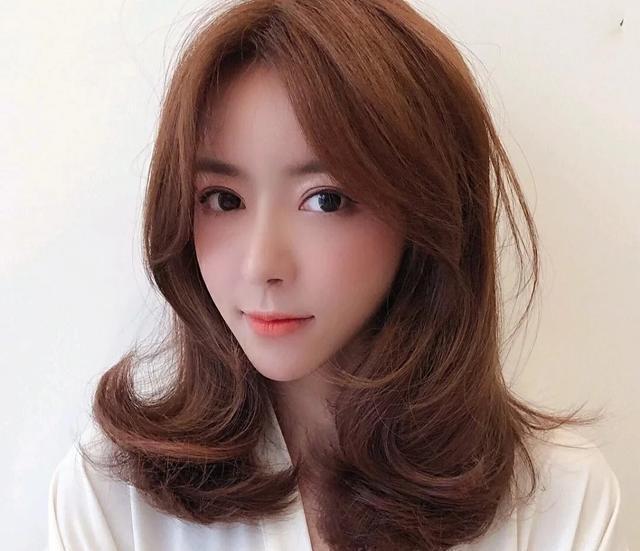 发型师说热烫后再染发梢深,建议先染再烫,这刘诗诗发型中分图片