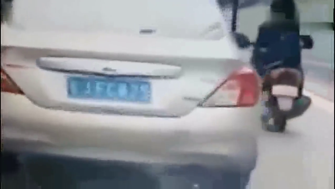 轿车故意别向电动车,接下诠释什么叫自作孽不可活