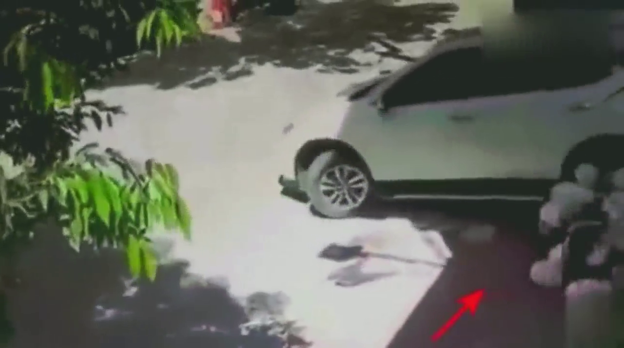 女司机撞倒电动车男子后，更惨的事情没想到，刚刚才开始