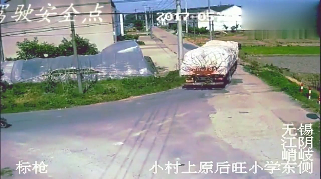 电动车夫妻俩停在货车后面，本有多次机会逃生，可惜都犹豫了