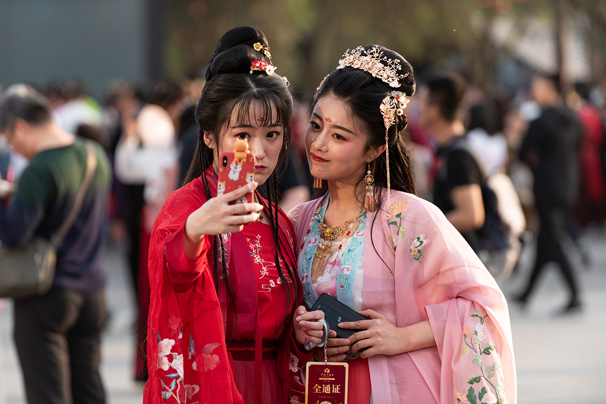 汉服的现代化是文化传承,还是一种“新时尚的变体”?...