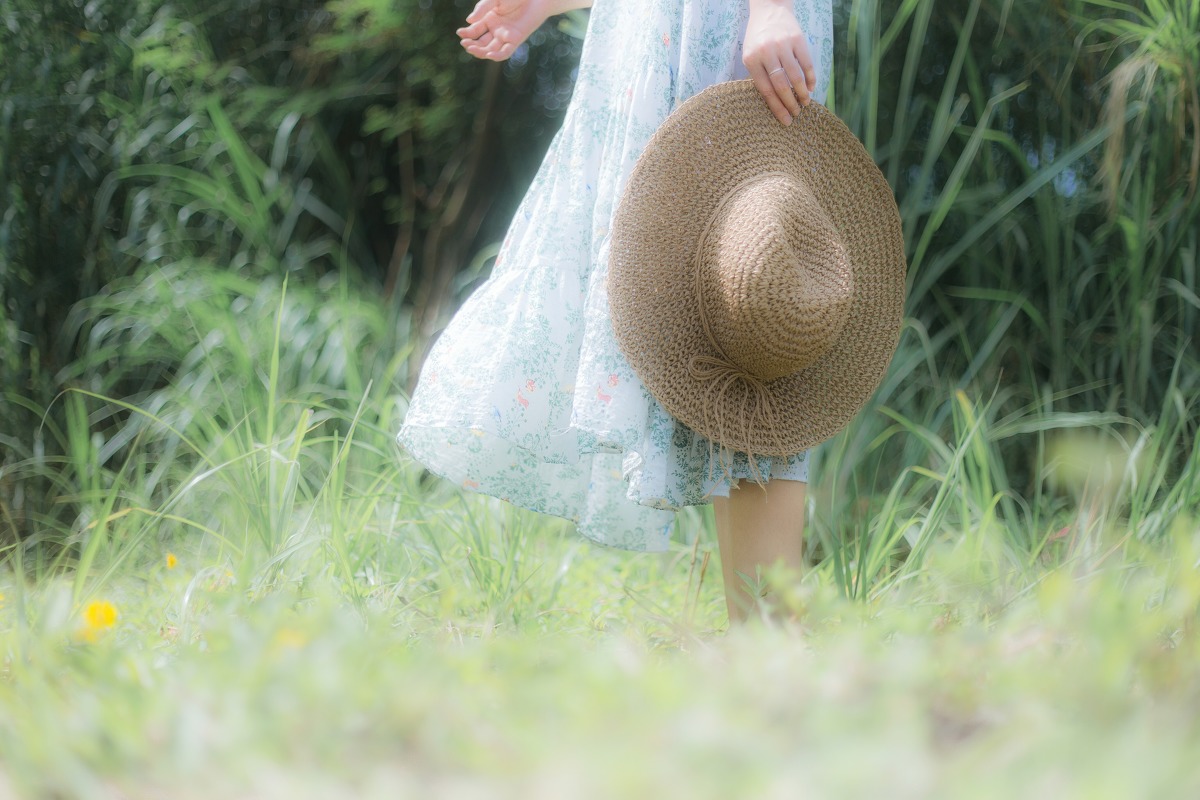 摄影分享:平胸a罩杯清纯美女吊带长裙真空写真