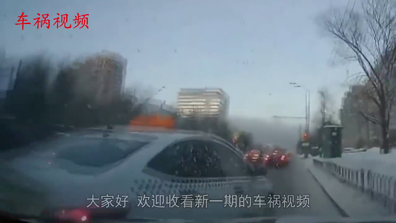 电动车女子真是可恨，交警面前制造事故，这下还轿车司机清白了