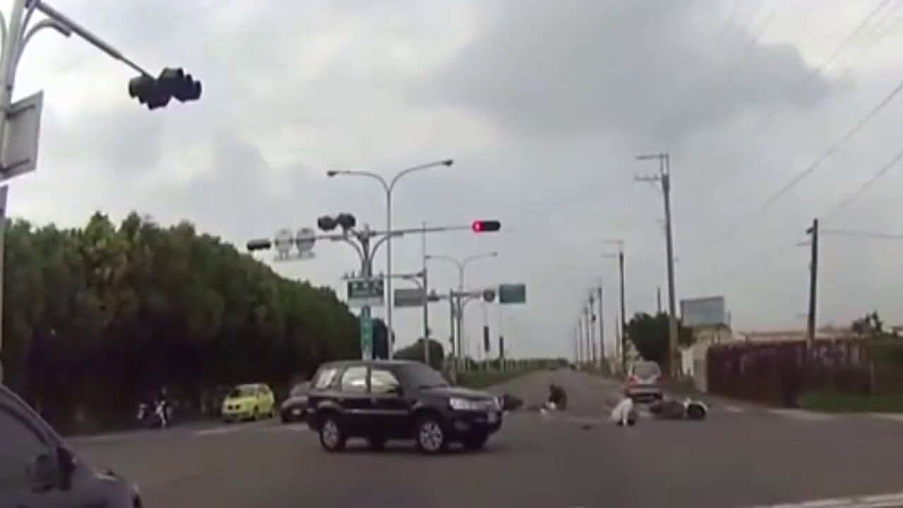 电动车闯红灯被撞，救护车10秒内就到达现场，堪称全球最快速！