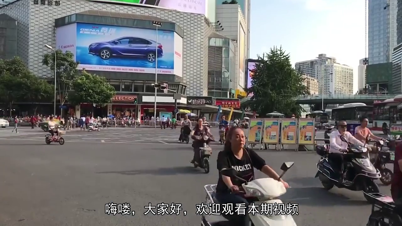 电动车无视大货车正在快速驶来，强行闯红灯，5秒后付出惨痛代价